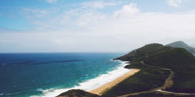 咖啡师在YY咖啡店内制作咖啡拉花