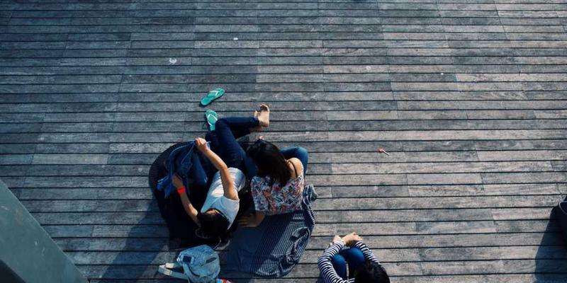 螺丝刀被闲置在角落，说明：螺丝刀被闲置的无奈