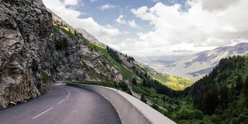 蜡烛烛芯燃烧后的碳结构图，展示多层次的结构和炭化程度的不同
