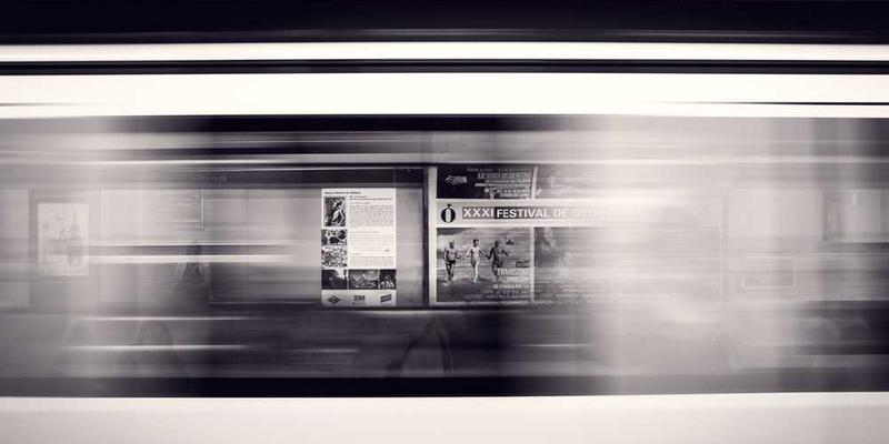 一只手浸在水中，掌纹清晰可见。随后，手从水中抽出，掌纹逐渐模糊。