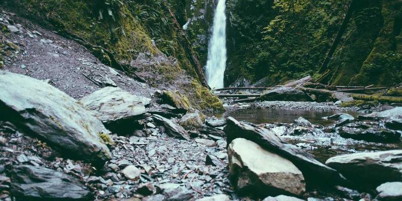 空调遥控器的权力失落:被手机App取代后,在抽屉角落积灰的尊严。