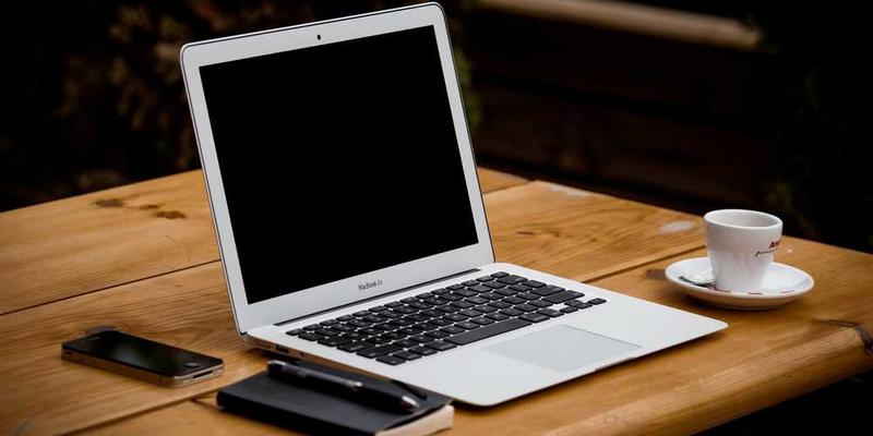 说明：一位女士在面试前深呼吸并轻触项链，展现出自信和从容的形象