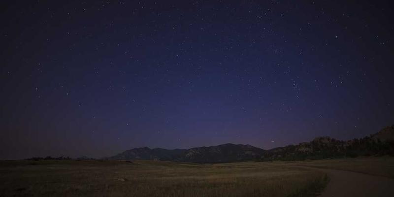 多人微信群聊,屏幕显示大量表情包和搞笑图片