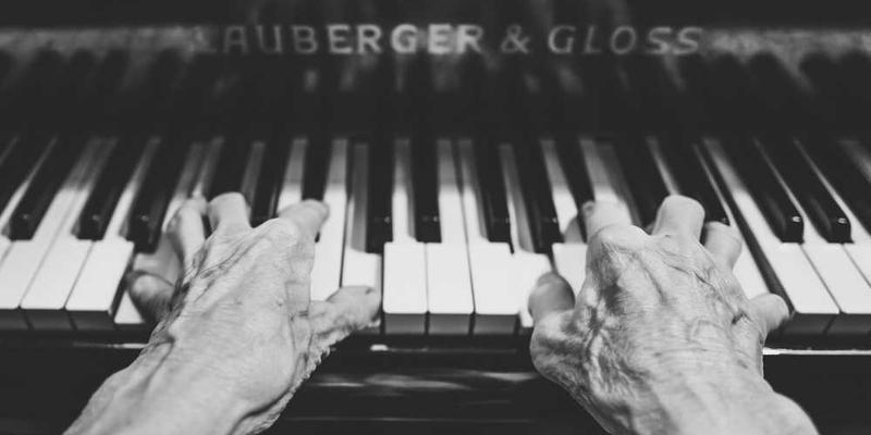 一个现代社区的示意图,展示居民通过手机应用交流,交换技能的情景