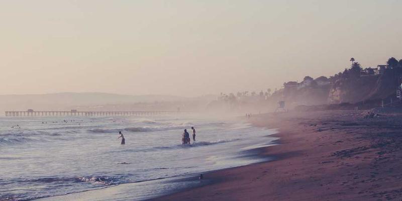 一座古朴的博物馆，展台上陈列着各种过期药品，其中一位参观者在细心观察