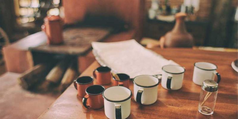 展示不同织物样本,如光滑的亚麻布、粗糙的麻布、柔软的羊毛绒等,与《阿Q正传》中的场景和人物形象相呼应