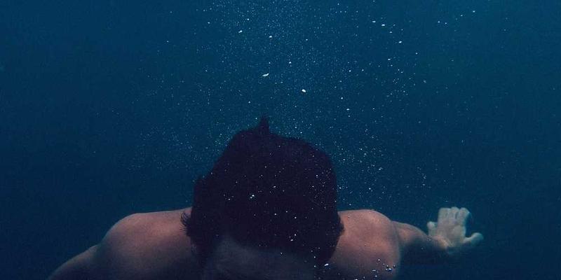 用一年时间，收集我泪水蒸发后留下的所有隐形盐结晶