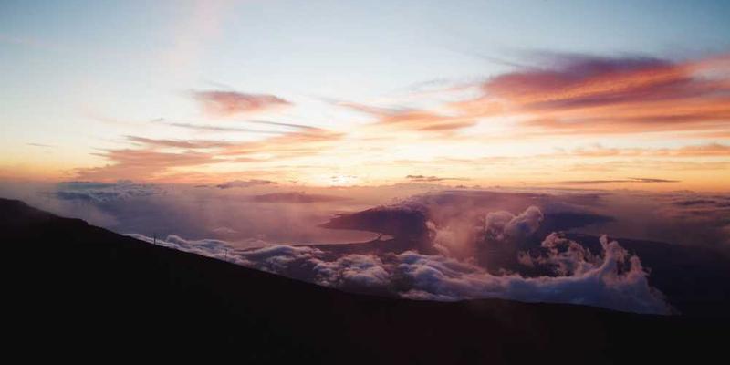 温馨的家庭聚会，家人围坐在一起，分享快乐时光。说明：一个典型的家庭聚会场景，体现了家庭温馨的氛围。