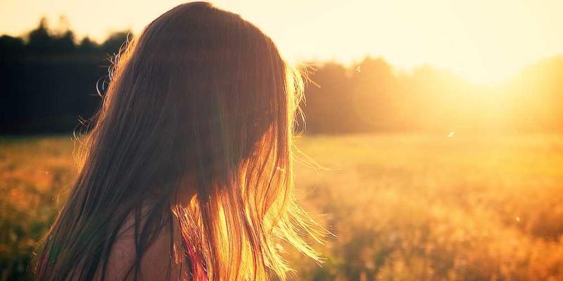 实验参与者认真阅读新闻的情景，背景为现代城市交通繁忙的景象，以体现实验主题