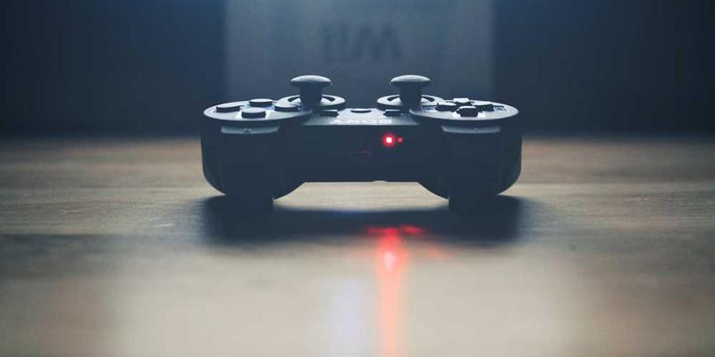 繁忙的泰国曼谷菜市场，色彩缤纷的蔬菜和水果摊位，人群穿梭其中