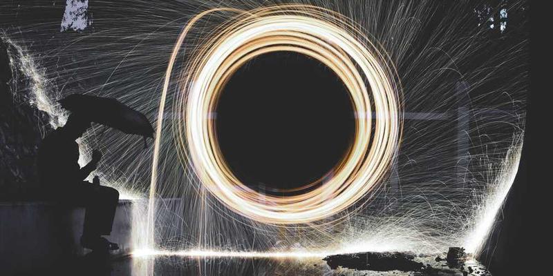 说明：图片可以是一张展示历史教训在当代社会中发挥作用的画面，如一位年轻人手捧历史书籍，思考历史对现代社会的启示。