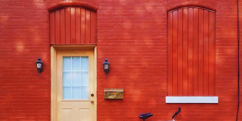 教室中，灯泡照亮了孩子们学习的场景
