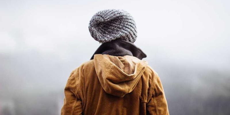 说明:一张毕业典礼的照片,背景是虚拟校园,学生们身着角色服装,手中拿着毕业证书,脸上洋溢着喜悦和自豪。