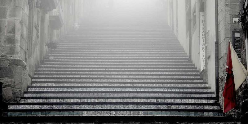 为一种哲学概念(如“存在”、“虚无”)设计一个多感官的体验装置