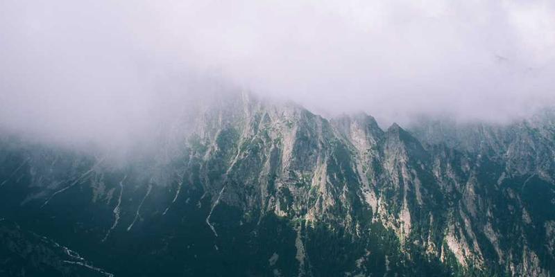 一家网红咖啡店的外景，温馨舒适，顾客在享受咖啡