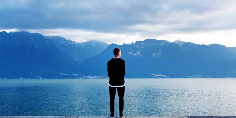 无线网络信号的幽灵性质:看不见,但主宰着现代人的情绪稳定性。