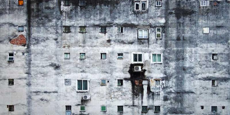 一张手握硬币和一封书信，背景是一个繁华都市，没有电子设备的出现