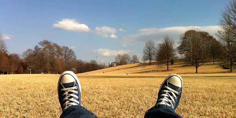 一位虚拟形象的人工智能倾听者，坐在屏幕前，眼神温和，背景是柔和的蓝色，寓意安慰与支持