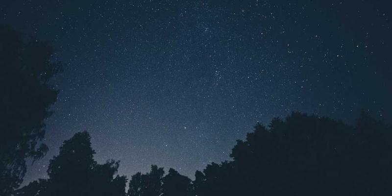 一张老式MP3播放器，旁边是一张打开的文件夹，文件夹上写着《青春无悔》的歌词