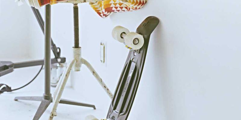 新婚夫妇在新房中，灯泡照亮了他们的幸福时刻