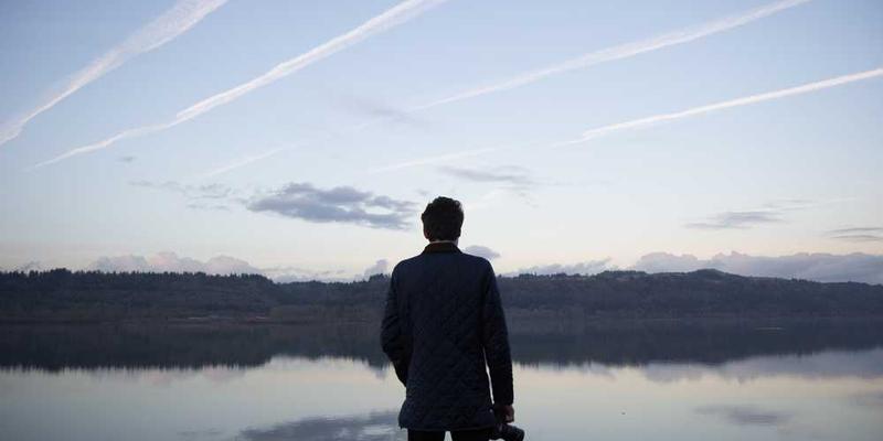 一张餐桌,左边摆放着五颜六色的美味佳肴,右边则是吃了一半变得油腻的盘子和碗,形成鲜明对比。