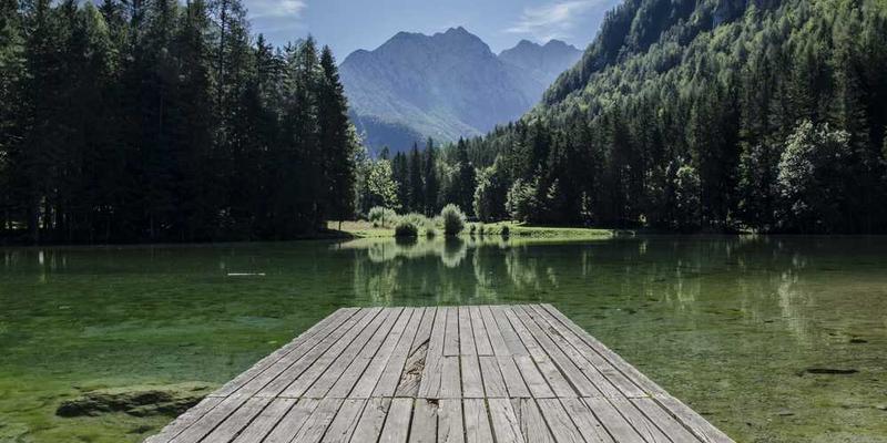 一名外籍人士在社交媒体上积极发表关于环保的看法，背景为世界地图和垃圾分类图标