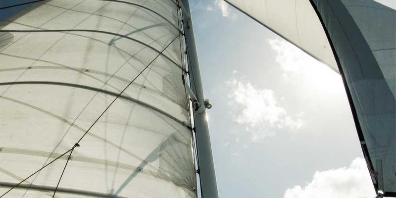 记录橡皮擦在纸面摩擦后，产生的那些富含信息的、卷曲的碎屑