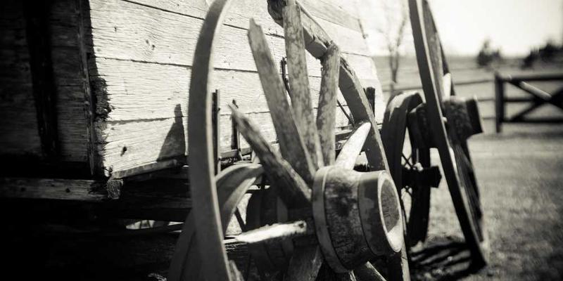 说明：水滴在空中坠落，轨迹清晰可见