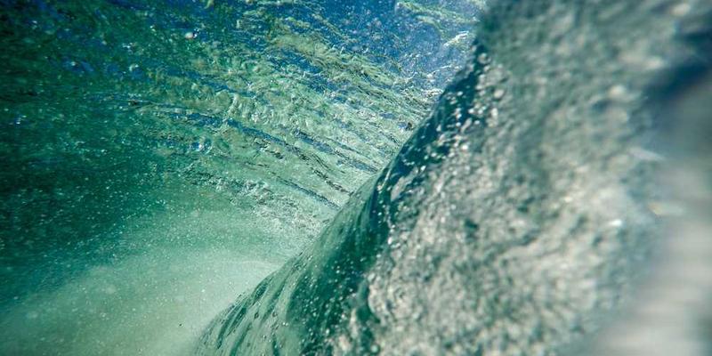 一把钥匙放在桌面上的特写，背景是温暖的室内灯光