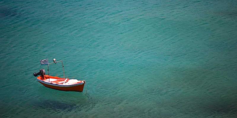 葬礼现场,一只智能手机被安放在祭坛上,四周摆放着鲜花和小蜡烛,气氛庄重而哀伤