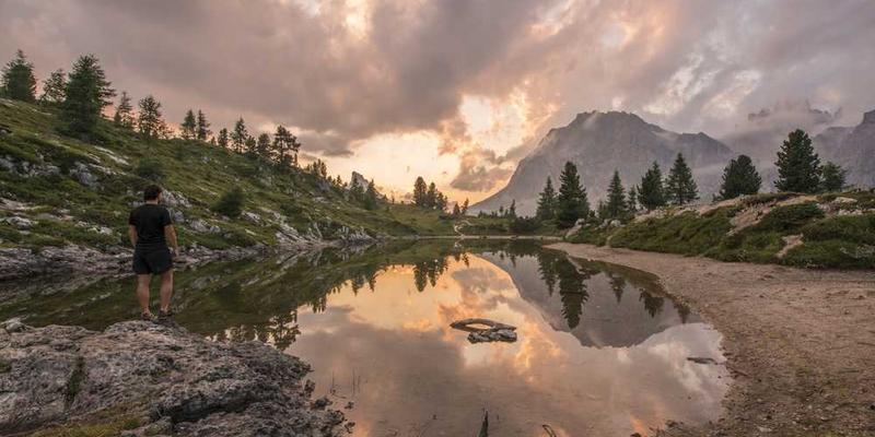 美联储官员：多数企业AI应用处于试验阶段，尚未导致裁员	评估AI对就业市场的当前影响。