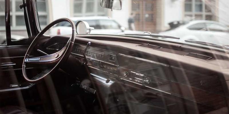 一款造型独特的金属外壳USB闪存盘，表面刻有“数字时代”四个字，展示其作为小型数字文明载体的特点