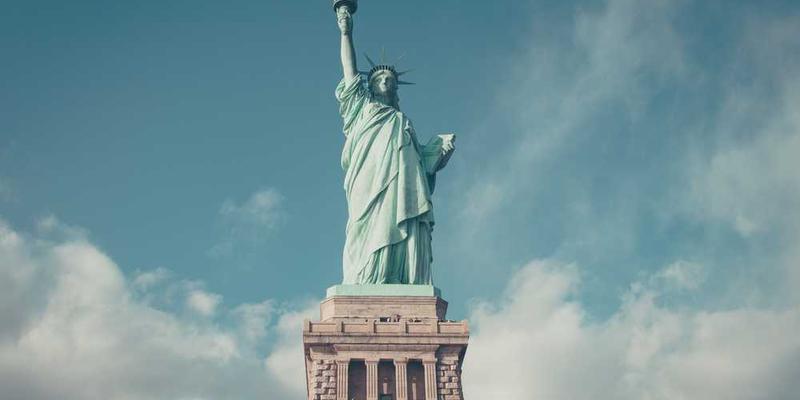 一位顾客在黑暗的餐厅里用餐，通过味觉和嗅觉感受美食的细节。
