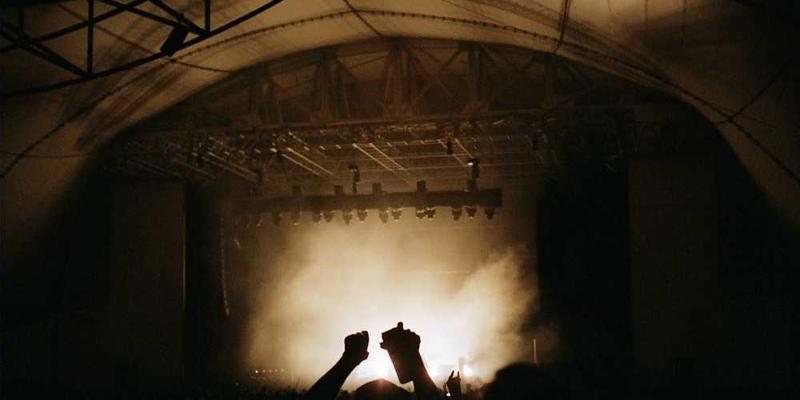 “二手信息”消化不良症:过度依赖解读与评论,丧失一手感知力。