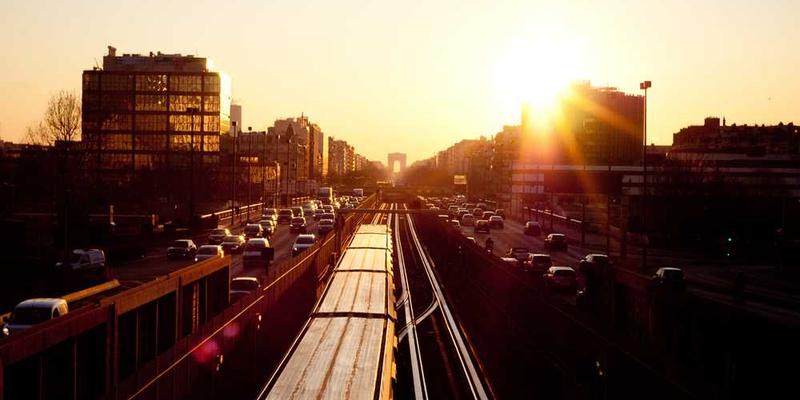 一张展示自拍焦虑现象的插图,标题为“自拍焦虑现象”