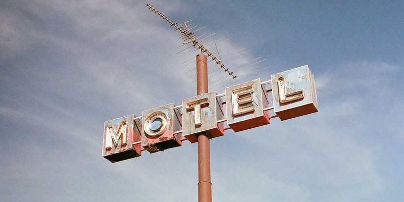 让AI撰写一篇关于“AI生成内容（AIGC）的原创性困境”的论文，并要求它通过查重检测。