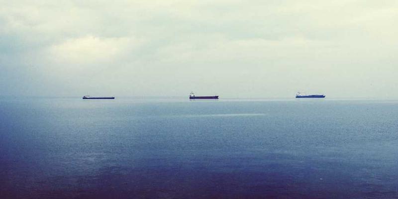 一张描绘清晨醒来，阳光透过窗帘，一个人在床上坐起的温馨画面，配以柔和的晨光和温暖的色调，营造出一种宁静而舒适的氛围。