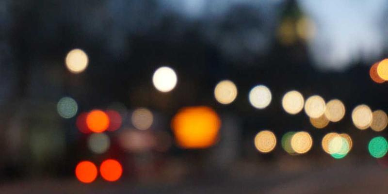 一张地质年代背景图，中间是一块光滑的石头，象征镇纸