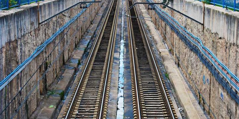 一张展示三维全息图效果的设计图,其中包括多个旋转、缩放的技能节点,以及它们之间的连接关系