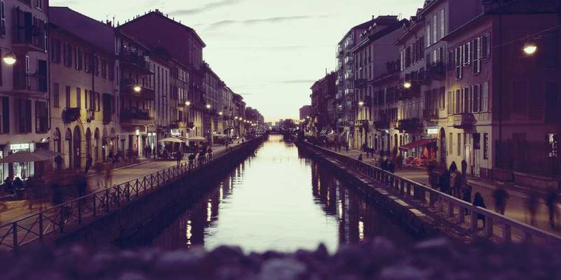 分析共享单车停放形态的“混乱美学”与城市空间博弈