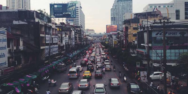 说明：一位男士正在阅读经典书籍