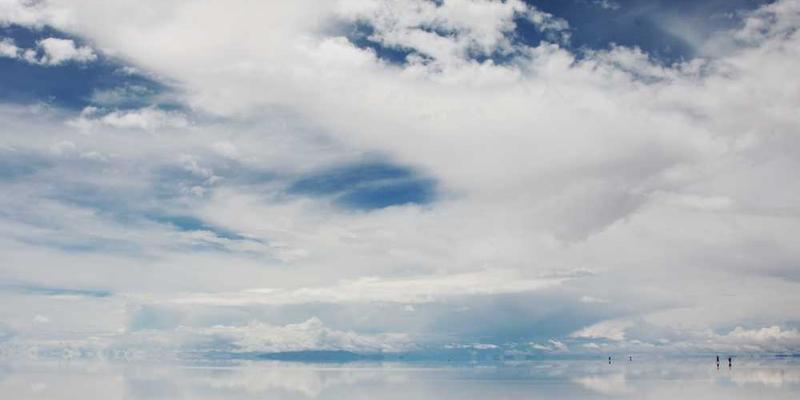 一个巨大的梦境生物，周围是星系和行星，象征着梦境宇宙的哲学概念