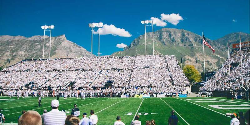 说明：一张展示辩论比赛的场景图，参与者正在热烈讨论，气氛活跃。