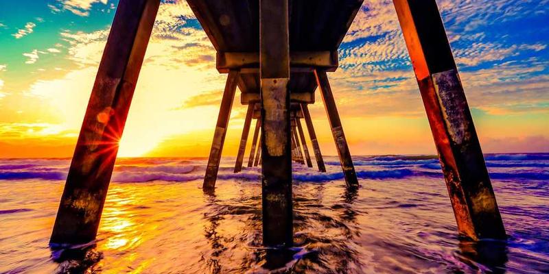 一个螺丝刀被放在工作台上的照片，背景是忙碌的维修场景，说明：螺丝刀在工作台上的日常身影