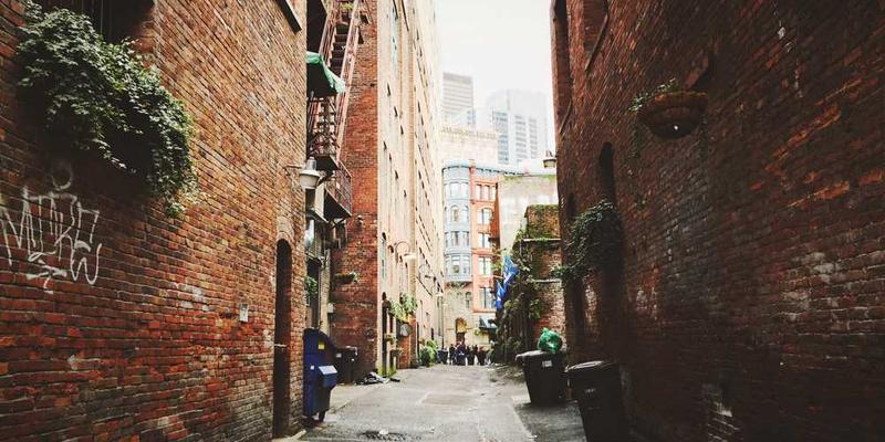 办公室中，灯泡照亮了工作的场景