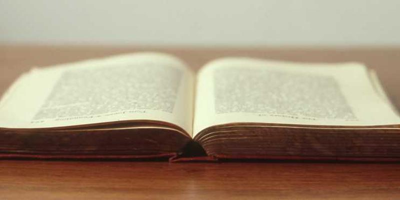 温馨的儿童房，色彩鲜艳，家具安全环保，空间布局合理，既安全又充满童趣