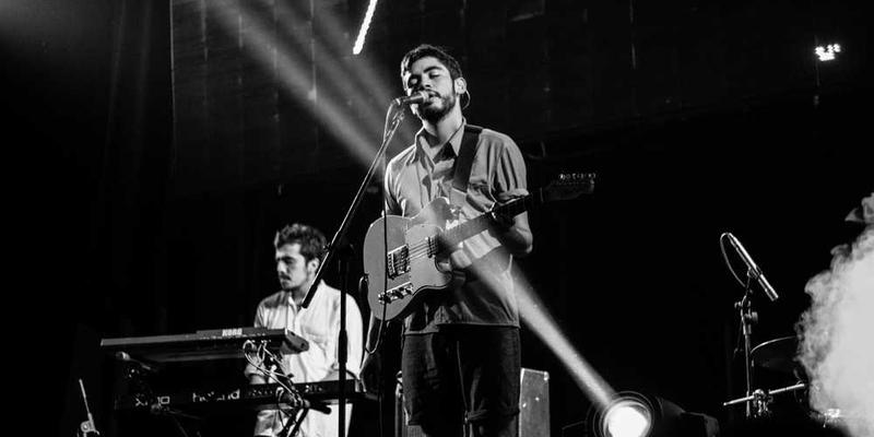 一张展示古代文明的遗址图片，背景中鹅卵石静静地躺在遗址旁