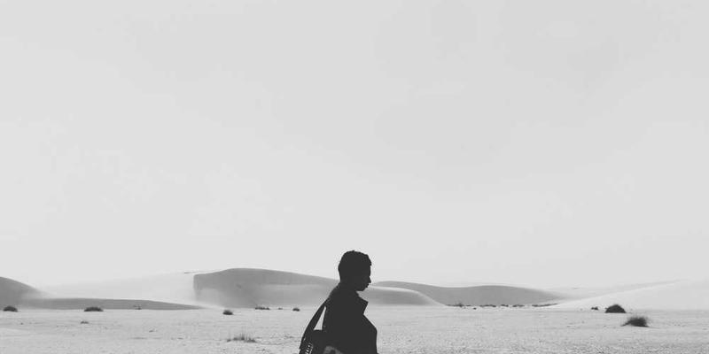 一家人与扫地机器人互动的场景，机器人正在清扫房间，家庭成员正在监督或远程操控