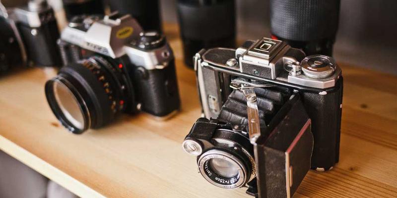 一群人参观艺术展览，每个人都表现出浓厚的兴趣