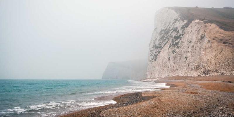 一家三口在公园散步，夕阳余晖映照在他们身上。说明：温馨的家人时光，充满了温馨的氛围。